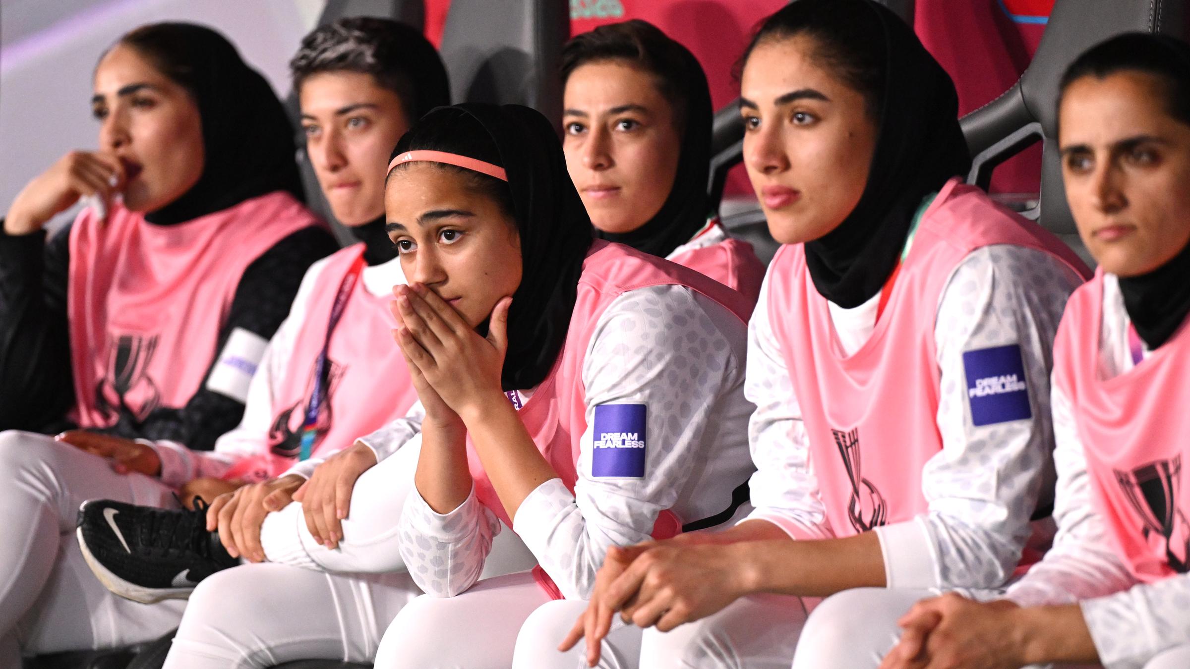  Iranische Spielerinnen verfolgen das Spiel zwischen Südkorea und dem Iran beim Asien Cup im australischen Gold Coast.