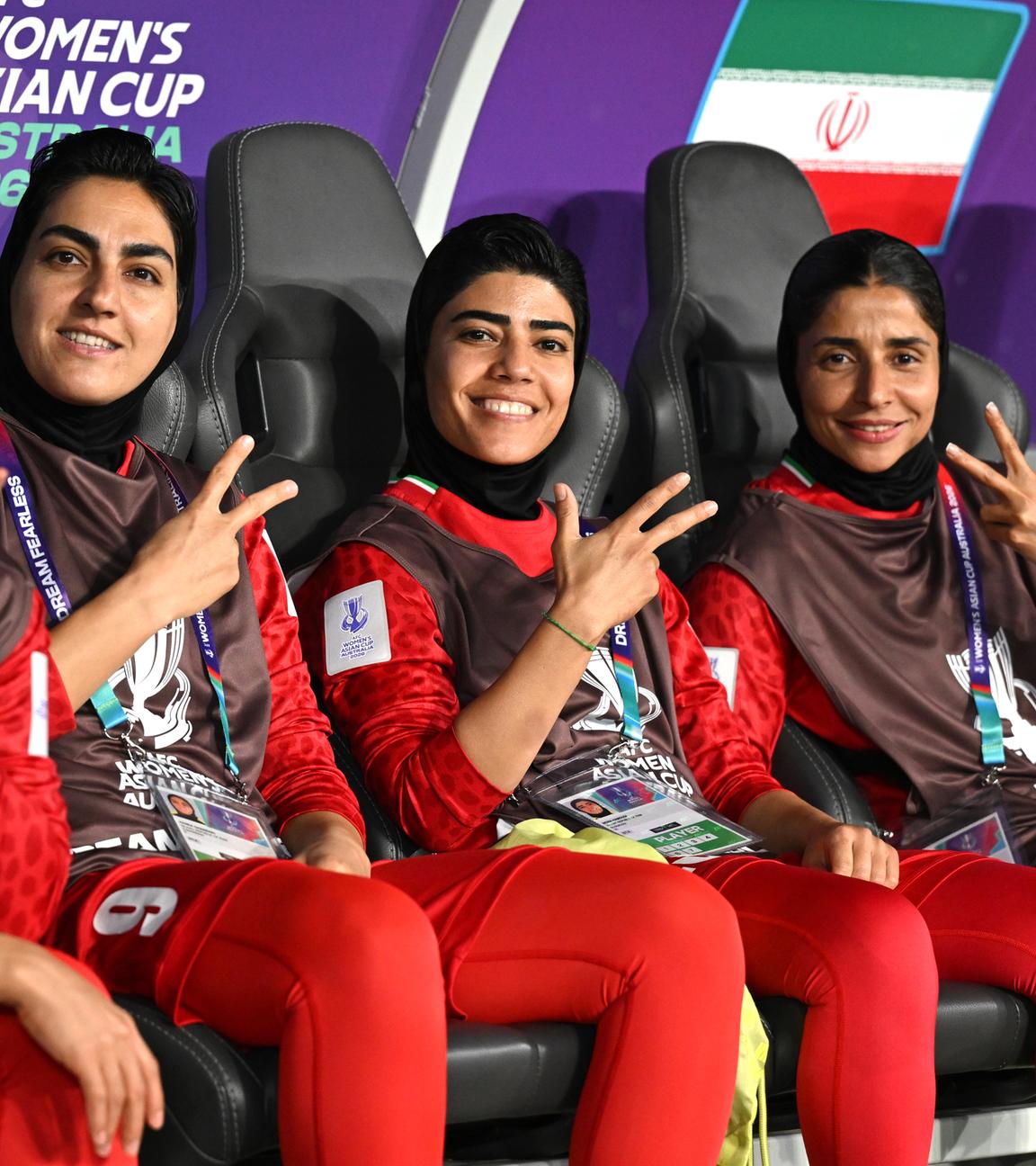 Die iranische Mannschaftskapitänin Zahra Ghanbari, Mona Hamoudi und Atefeh Ramazanzadeh reagieren von der Bank aus während des Spiels des AFC Frauen-Asien-Pokals an der Gold Coast am 8. März 2026.