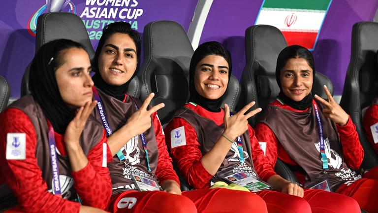 Die iranische Mannschaftskapitänin Zahra Ghanbari, Mona Hamoudi und Atefeh Ramazanzadeh reagieren von der Bank aus während des Spiels des AFC Frauen-Asien-Pokals an der Gold Coast am 8. März 2026.