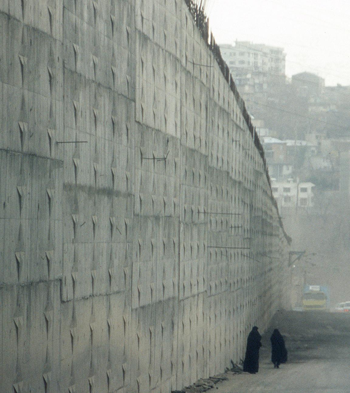 Archiv: Eine Außenmauer des berüchtigten Evin-Gefängnisses in Teheran im März 2006