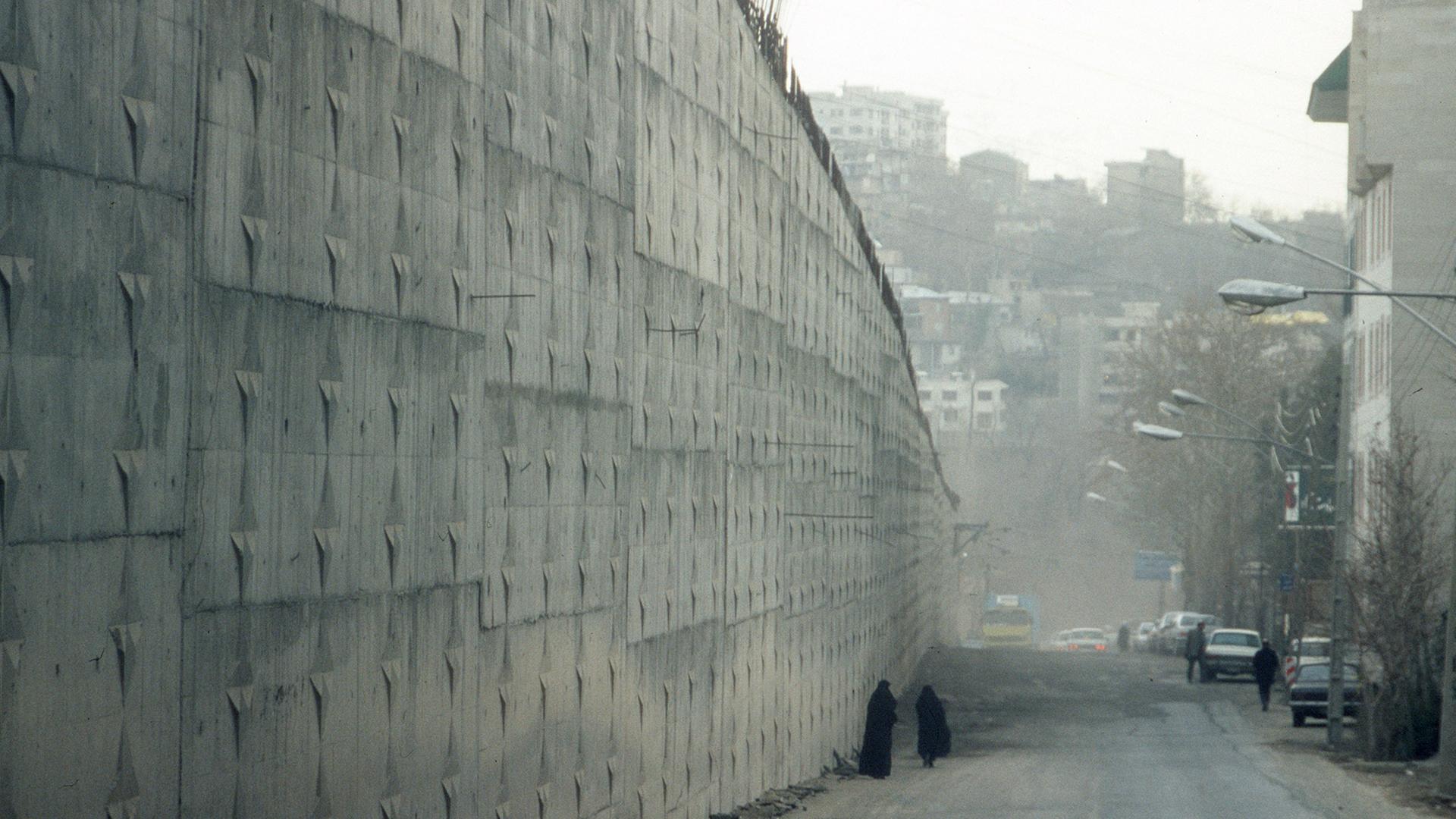Archiv: Eine Außenmauer des berüchtigten Evin-Gefängnisses in Teheran im März 2006