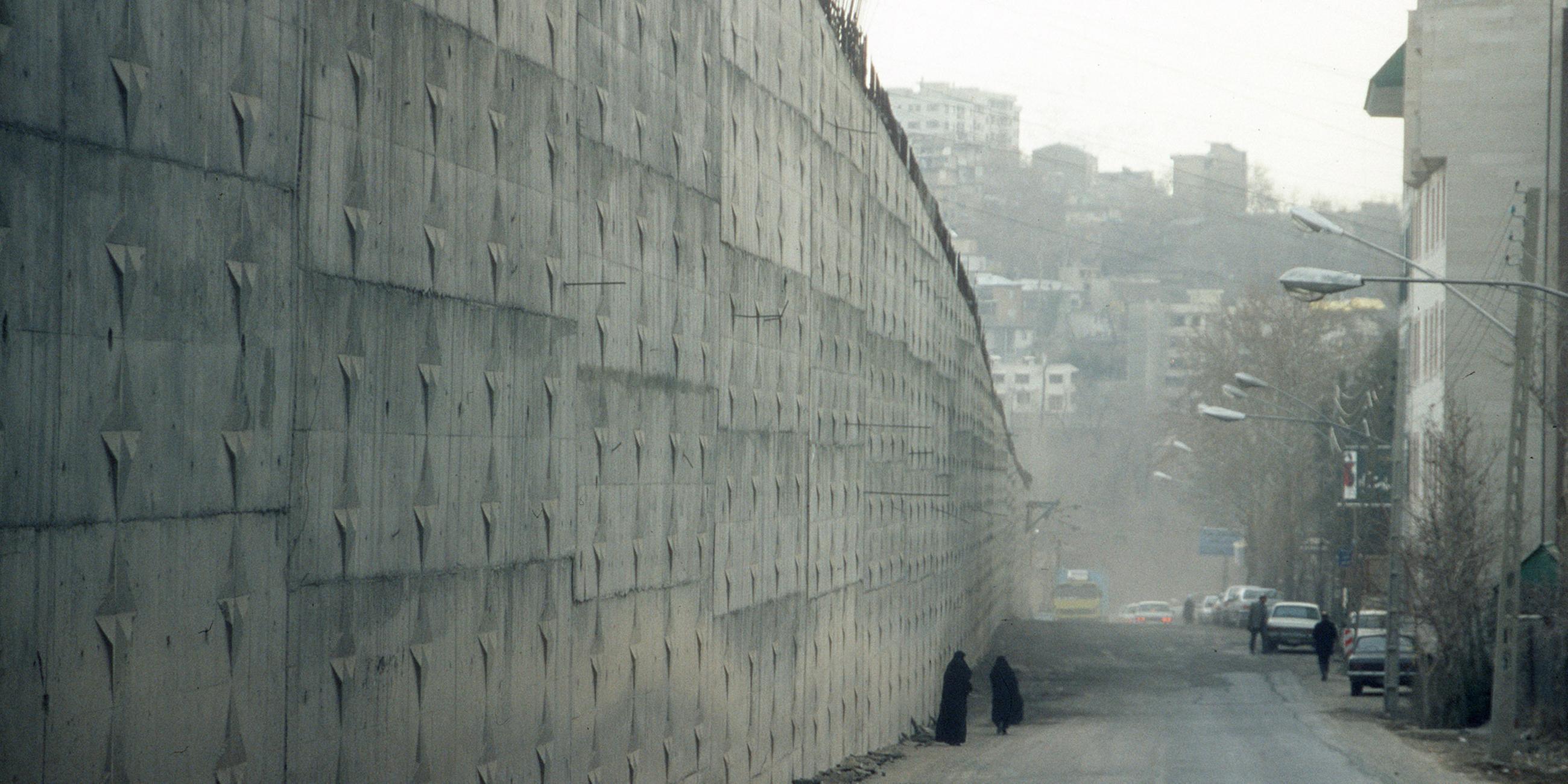 Archiv: Eine Außenmauer des berüchtigten Evin-Gefängnisses in Teheran im März 2006