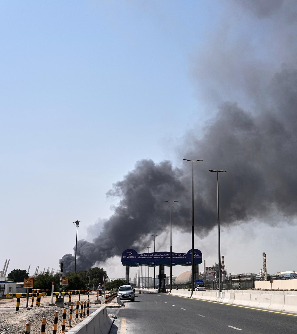 Rauch steigt auf nach einem iranischen Drohnenangriff im Hafengebiet von Dubai auf.