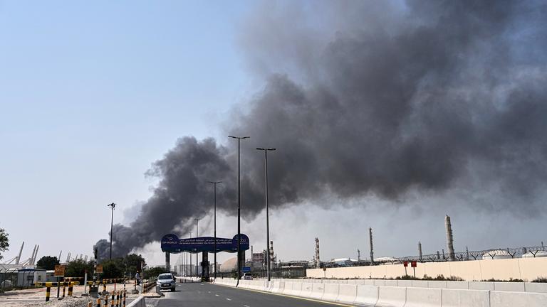 Rauch steigt auf nach einem iranischen Drohnenangriff im Hafengebiet von Dubai auf.