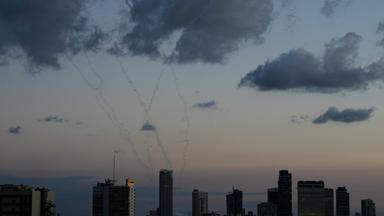 Spuren einer abgefangenen Luftabwehrrakete sind über Tel Aviv zu sehen.