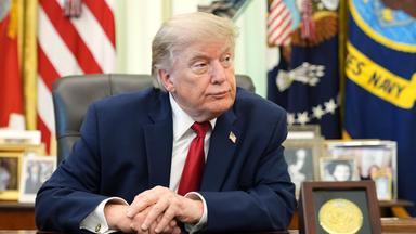 US-Präsident Donald Trump spricht im Oval Office des Weißen Hauses.