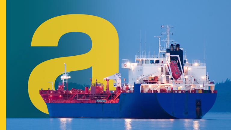 Ein Öltanker auf dem Meer am Abend