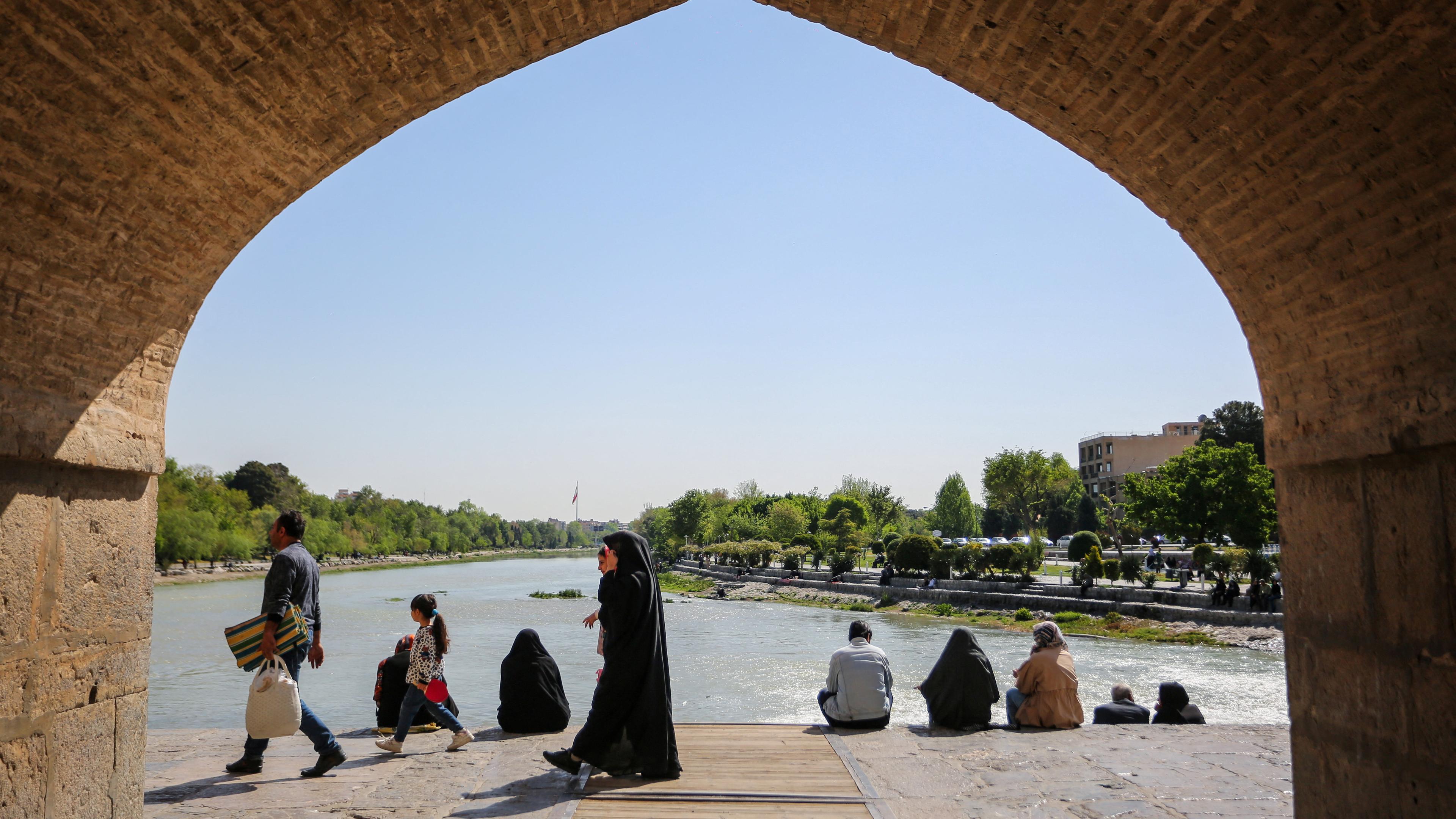 Menschen am Zayandeh Rud Fluss, in der Provinz Isfahan im Iran