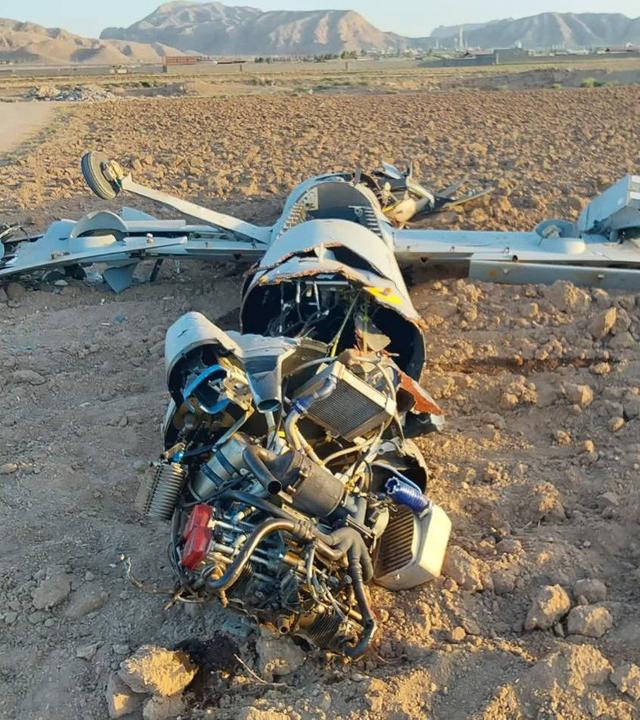 Ein von der iranischen Armee am 18. Juni 2025 zur Verfügung gestelltes Foto zeigt das Wrack einer abgeschossenen israelischen Drohne in der Nähe der iranischen Stadt Isfahan. Israel und der Iran liefern sich seit dem israelischen Angriff auf den Iran am 13. Juni einen Schusswechsel.