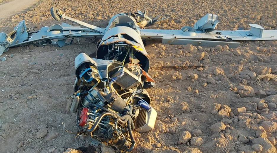 Ein von der iranischen Armee am 18. Juni 2025 zur Verfügung gestelltes Foto zeigt das Wrack einer abgeschossenen israelischen Drohne in der Nähe der iranischen Stadt Isfahan. Israel und der Iran liefern sich seit dem israelischen Angriff auf den Iran am 13. Juni einen Schusswechsel.