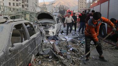 Iranische Feuerwehrleute räumen Schutt von der Straße. Nach einem Israelischen Angriff auf Teheran in der Nacht vom 13.06.2025 