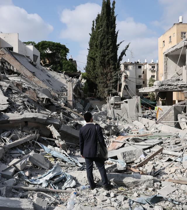  Ein ultraorthodoxer jüdischer Mann begutachtet die Schäden an einer jüdisch-orthodoxen Mädchenschule, nachdem iranische ballistische Raketen in Bnei Brak, Zentralisrael, eingeschlagen sind, 16. Juni 2025.