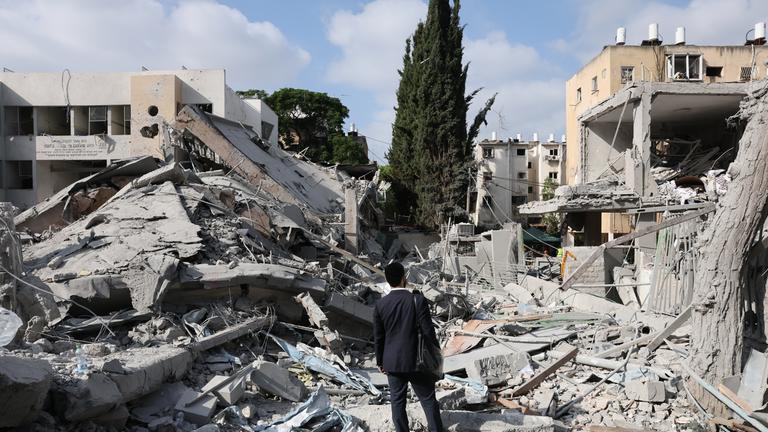  Ein ultraorthodoxer jüdischer Mann begutachtet die Schäden an einer jüdisch-orthodoxen Mädchenschule, nachdem iranische ballistische Raketen in Bnei Brak, Zentralisrael, eingeschlagen sind, 16. Juni 2025.