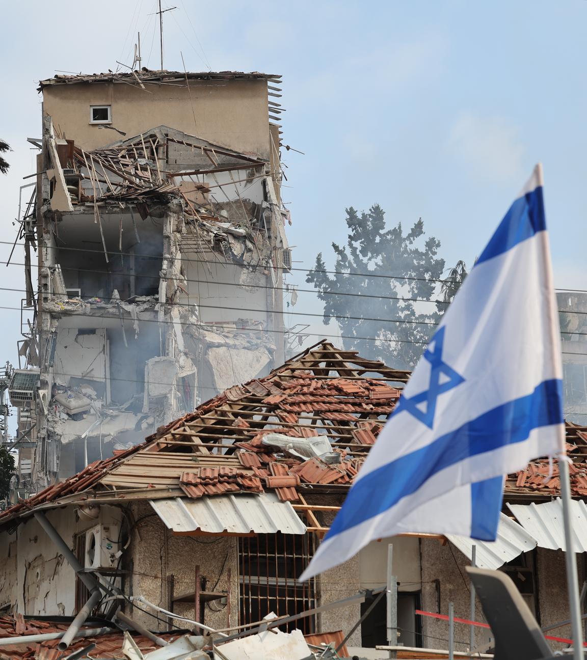 Israelische Rettungsteams arbeiten am 15. Juni 2025 an der Stelle eines zerstörten Wohngebiets, nachdem iranische ballistische Raketen Rehovot in Zentralisrael getroffen hatten