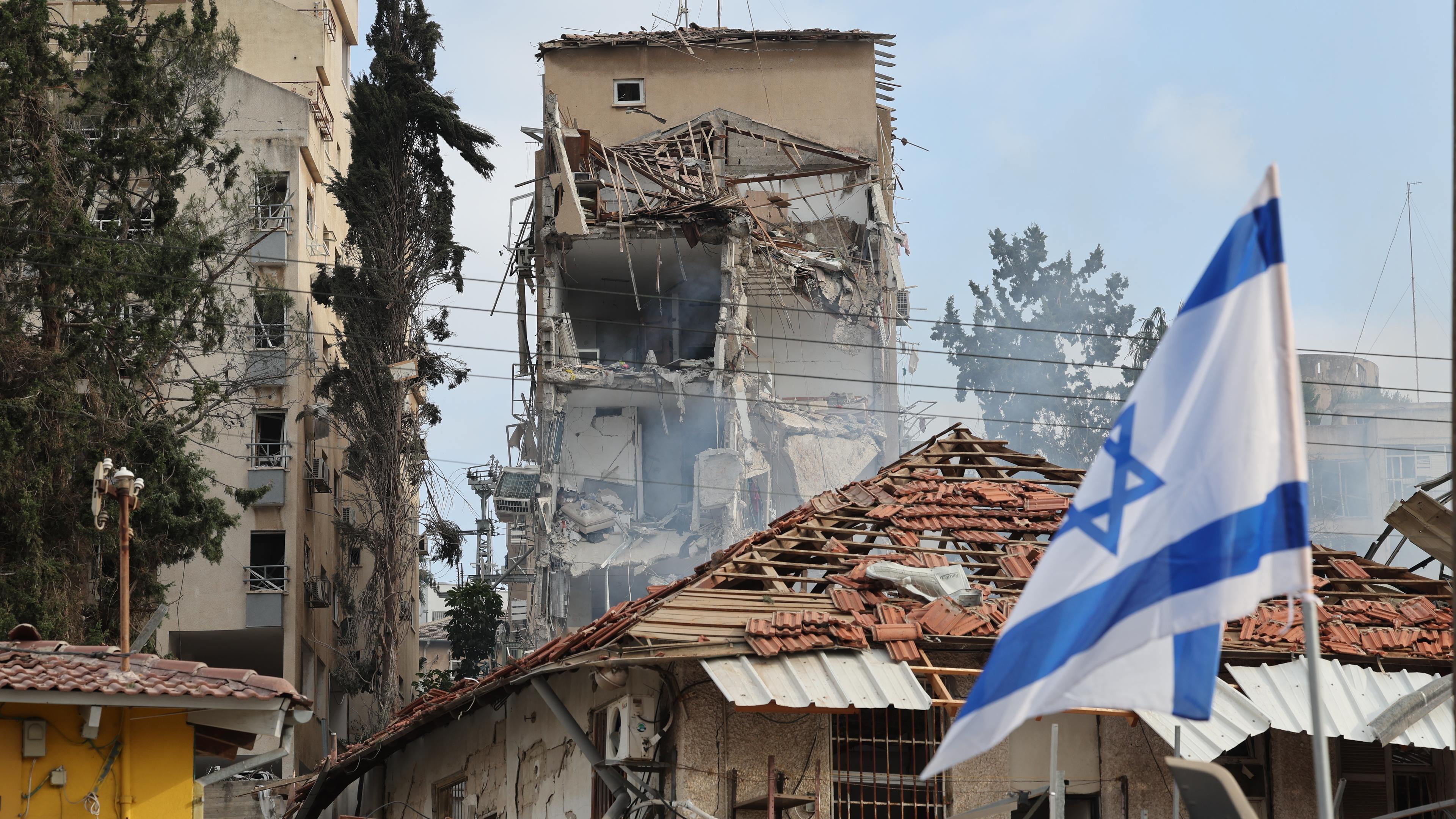 Israelische Rettungsteams arbeiten am 15. Juni 2025 an der Stelle eines zerstörten Wohngebiets, nachdem iranische ballistische Raketen Rehovot in Zentralisrael getroffen hatten