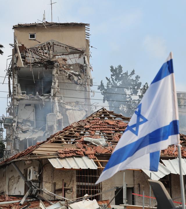 Israelische Rettungsteams arbeiten am 15. Juni 2025 an der Stelle eines zerstörten Wohngebiets, nachdem iranische ballistische Raketen Rehovot in Zentralisrael getroffen hatten
