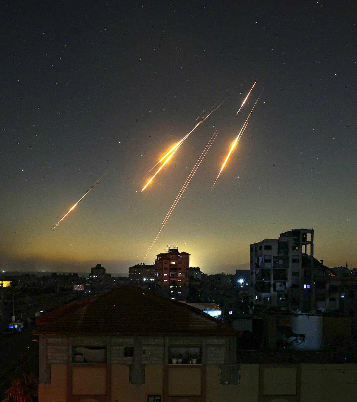 Iranischer Raketenbeschuss gegen Israel ist vom Gazastreifen aus am Himmel zu sehen. 