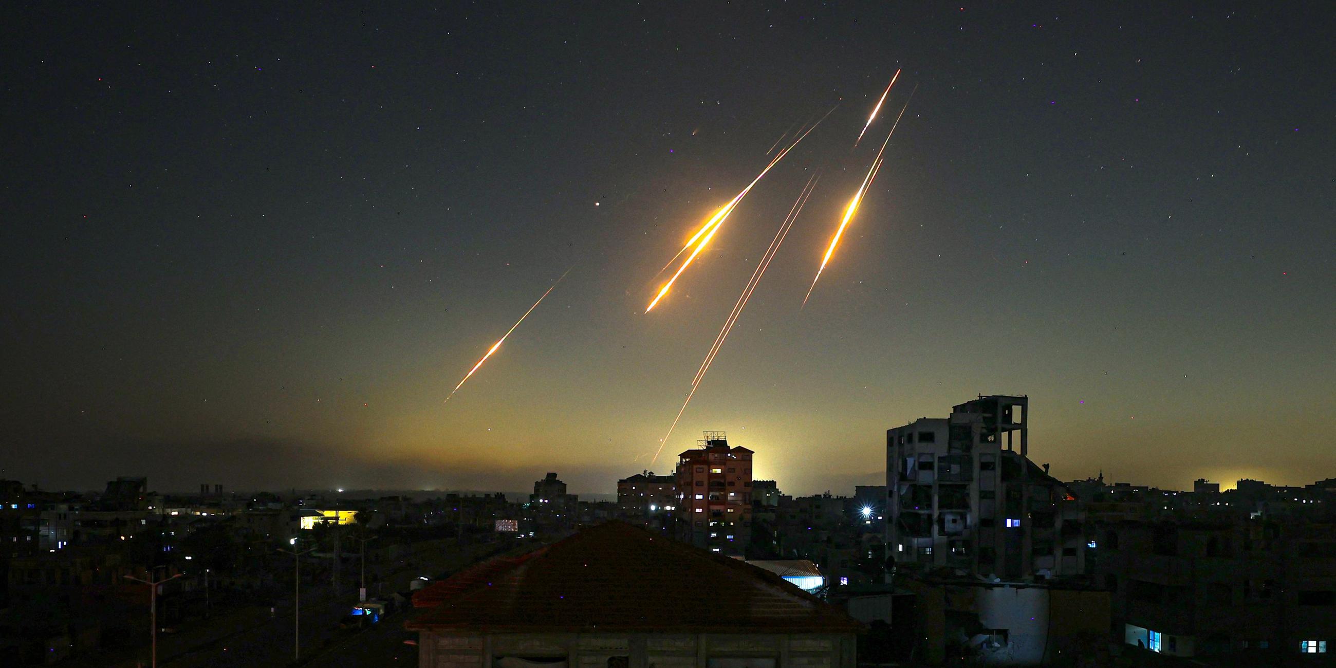 Iranischer Raketenbeschuss gegen Israel ist vom Gazastreifen aus am Himmel zu sehen. 
