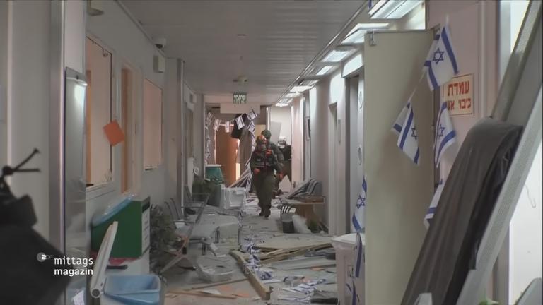 Menschen in einem zerstörten Gebäude