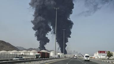 Rauch steigt aus einer Energie Produktionsanlage in Iran auf.