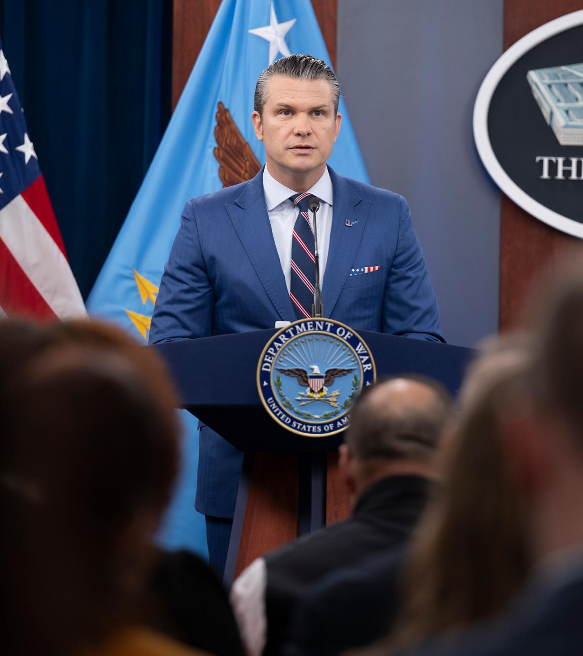 Kriegsminister Pete Hegseth und der Vorsitzende des Joint Chiefs of Staff, General Dan Caine der US Air Force, führen am 10. März 2026 eine Pressekonferenz.
