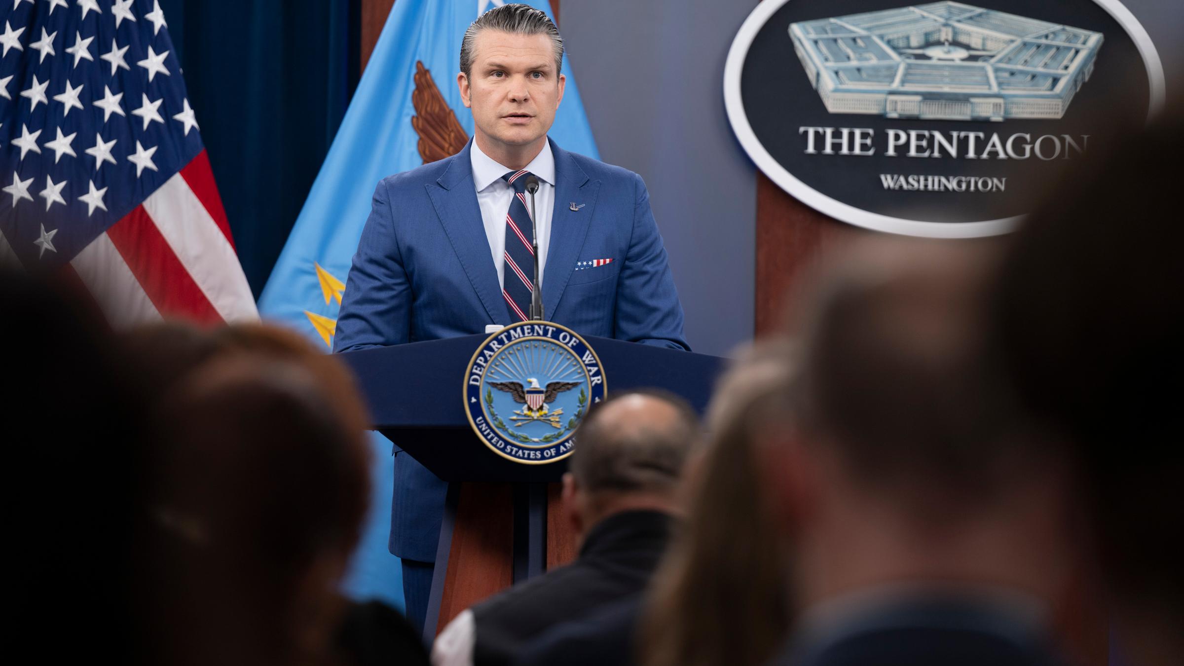 Kriegsminister Pete Hegseth und der Vorsitzende des Joint Chiefs of Staff, General Dan Caine der US Air Force, führen am 10. März 2026 eine Pressekonferenz.