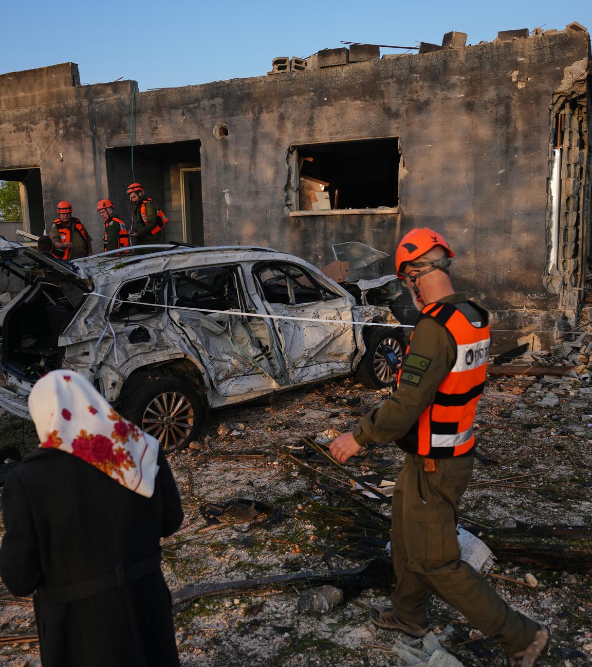 Bewohner und Offiziere des israelischen Heimatschutzkommandos besichtigen am Freitag, den 13. März 2026, ein durch einen iranischen Raketenangriff zerstörtes Haus in Zarzir, Nordisrael.