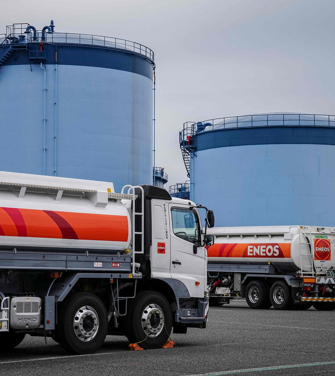 Ein LKW an einem Öl-Terminal in Yokohama.