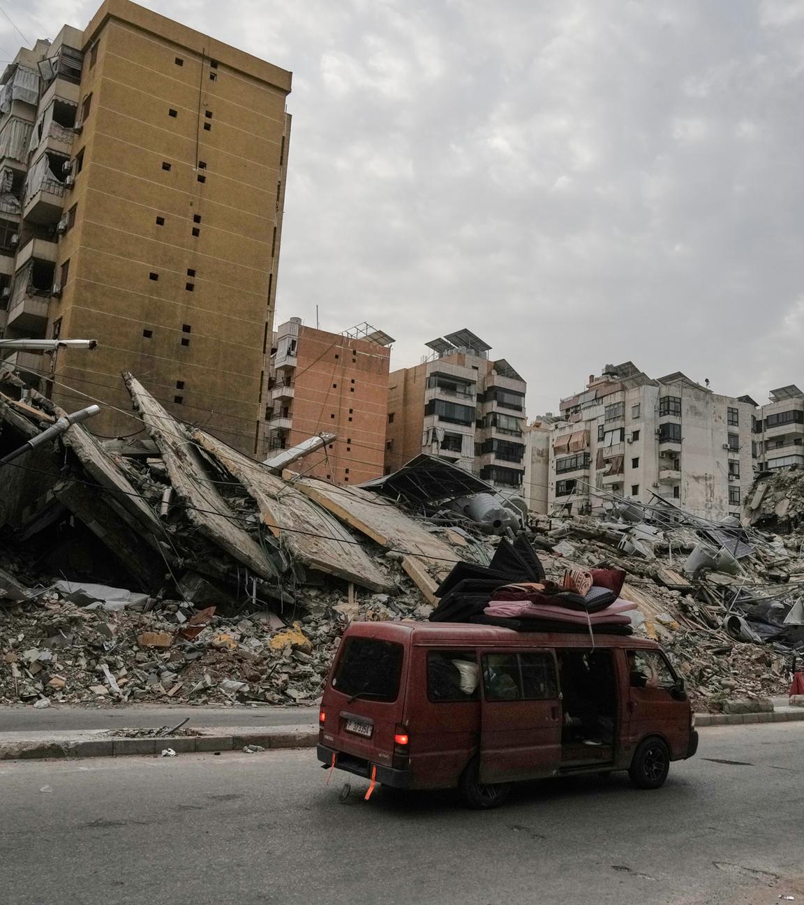 Vertriebene Bewohner in einem mit Habseligkeiten beladenen Fahrzeug in Dahija, den südlichen Vororten von Beirut, Libanon