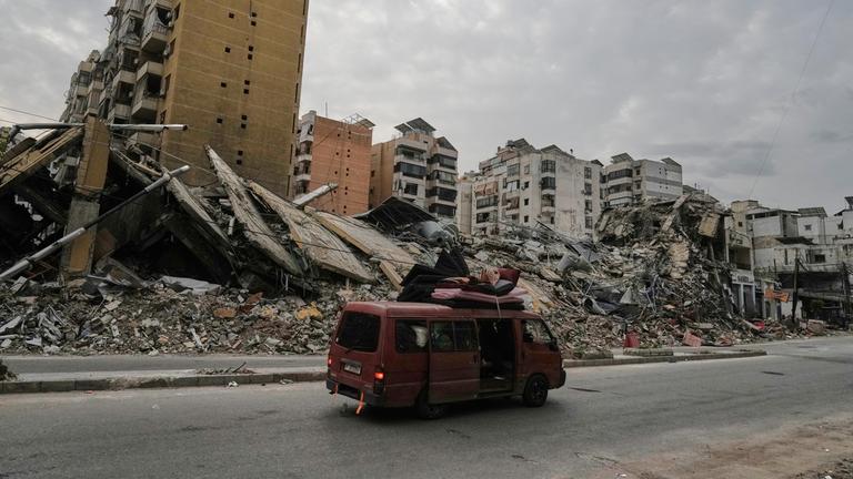 Vertriebene Bewohner in einem mit Habseligkeiten beladenen Fahrzeug in Dahija, den südlichen Vororten von Beirut, Libanon