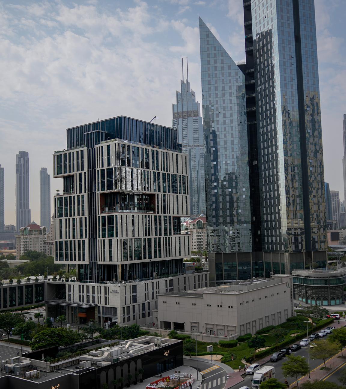 Die Fassade eines Gebäudes im Finanzviertel von Dubai wurde teilweise beschädigt. Laut den Behörden wurde dies durch herabfallende Trümmer nach einem erfolgreichen Abfangen verursacht.