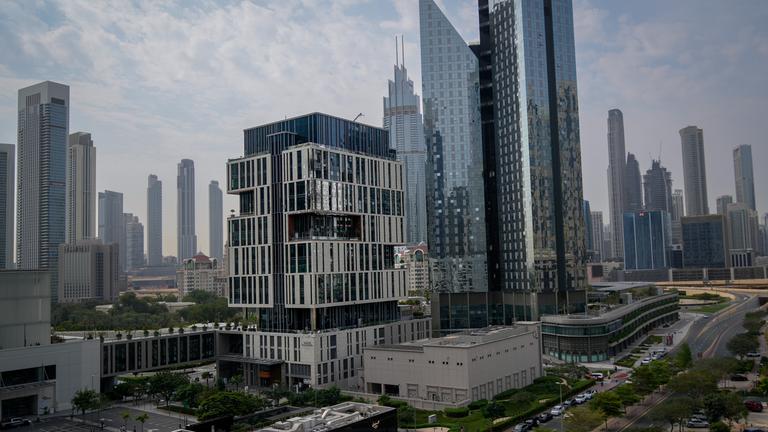 Die Fassade eines Gebäudes im Finanzviertel von Dubai wurde teilweise beschädigt. Laut den Behörden wurde dies durch herabfallende Trümmer nach einem erfolgreichen Abfangen verursacht.