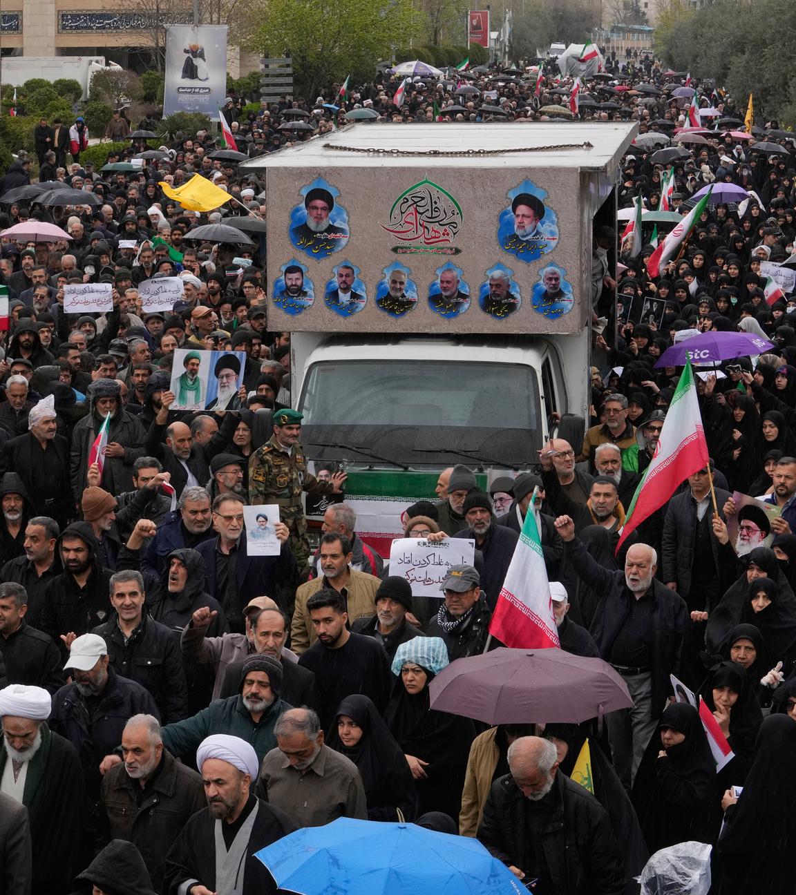 Straßenzug zur Beerdigung eines iranischen Ministers, der bei einem Angriff getötet wurde.
