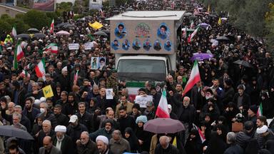 Straßenzug zur Beerdigung eines iranischen Ministers, der bei einem Angriff getötet wurde.