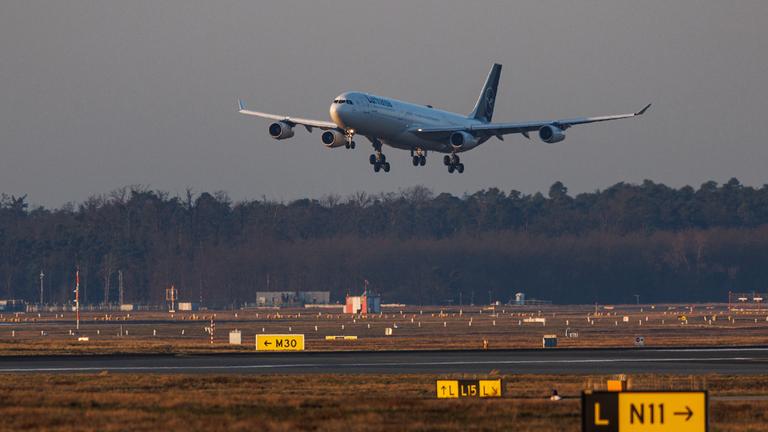 Eine Lufthansa Maschine aus Maskat landet am Frankfurter Flughafen. 