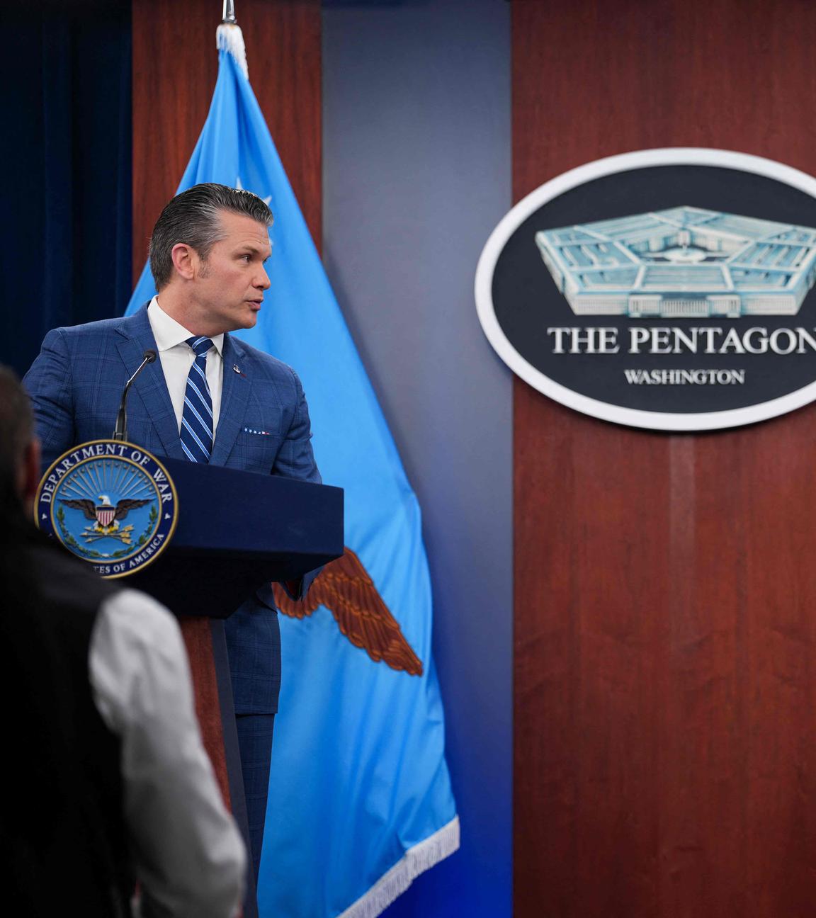 US-Verteidigungsminister und US-Generalstabschef Dan Caine sprechen bei einer Pressekonferenz im Pentagon.