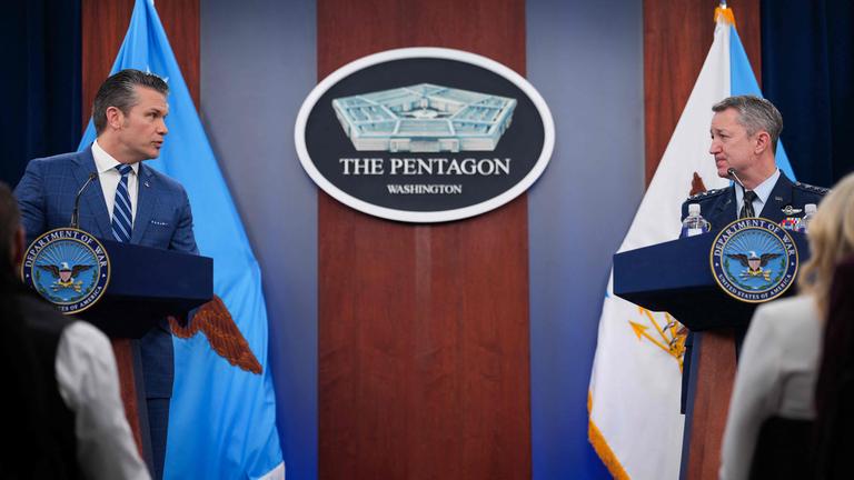 US-Verteidigungsminister und US-Generalstabschef Dan Caine sprechen bei einer Pressekonferenz im Pentagon.