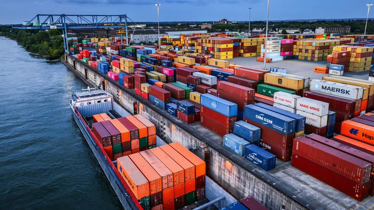 Duisburg: Container werden im Duisburger Hafen auf Binnenschiffe verladen.