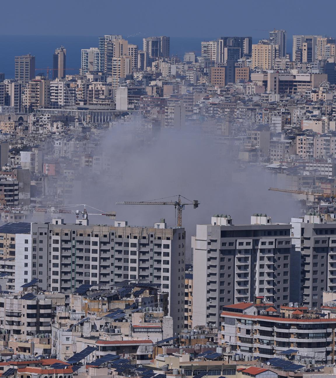 Libanon, Dahiyeh: Rauch steigt nach israelischen Luftangriffen in einem südlichen Vorort von Beirut auf