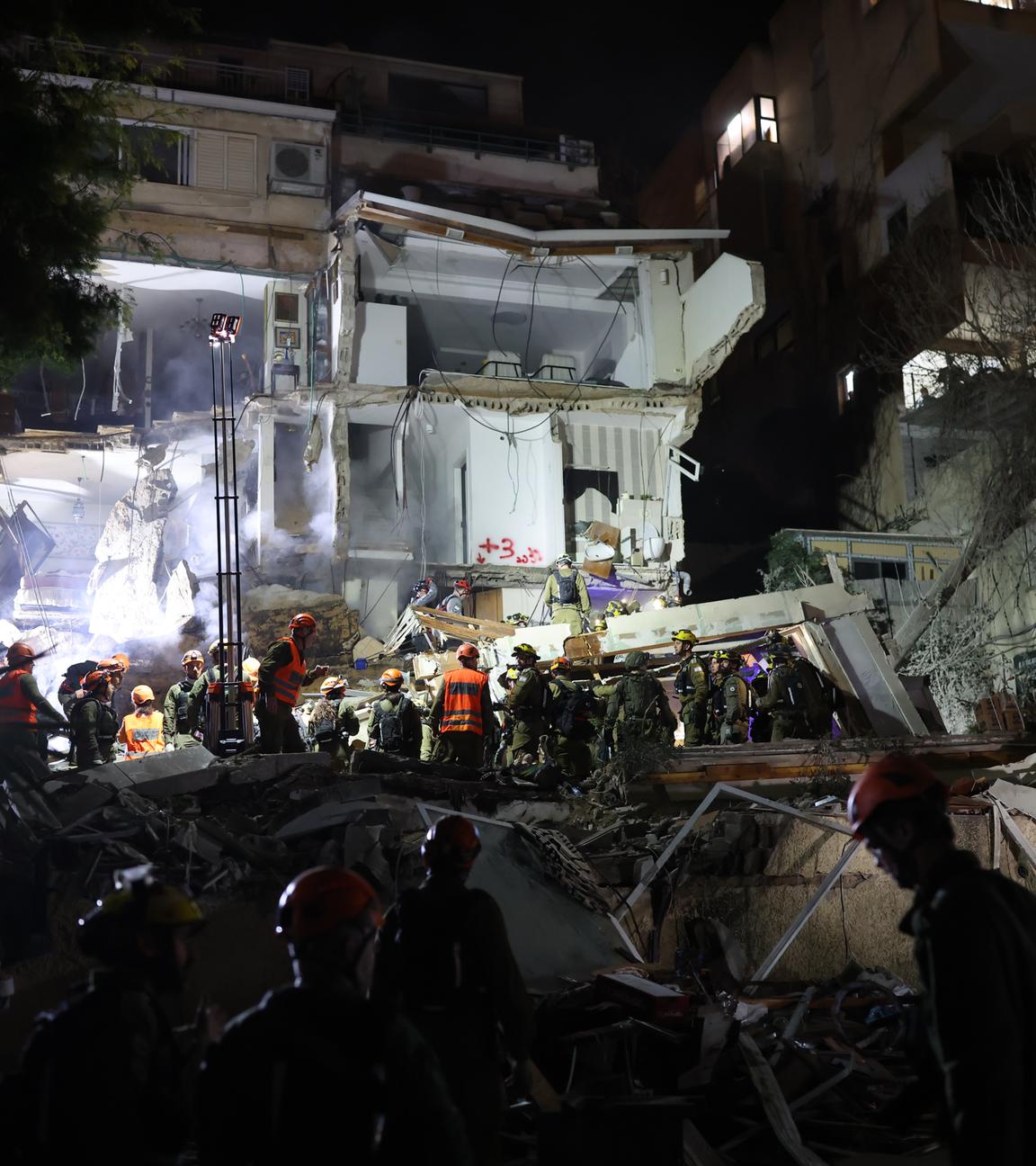 Haifa in Israel: Ein Wohnhaus ist nach Raketenangriffen Irans zerstört. 