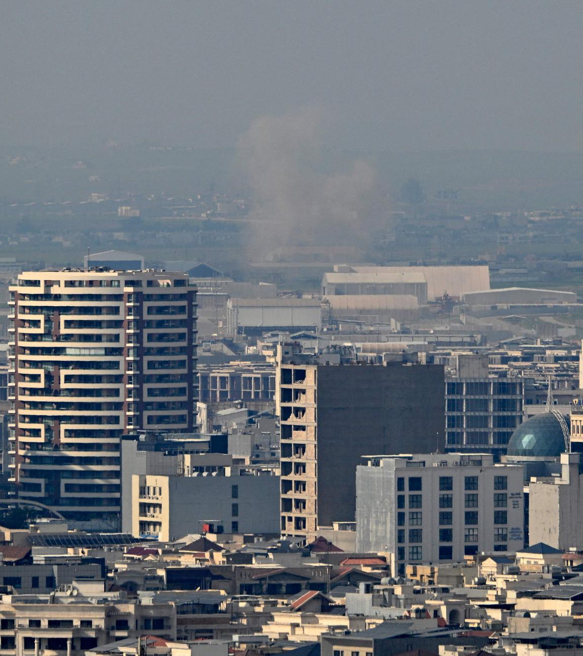 Rauch steigt zwischen den Häusern in Erbil auf.