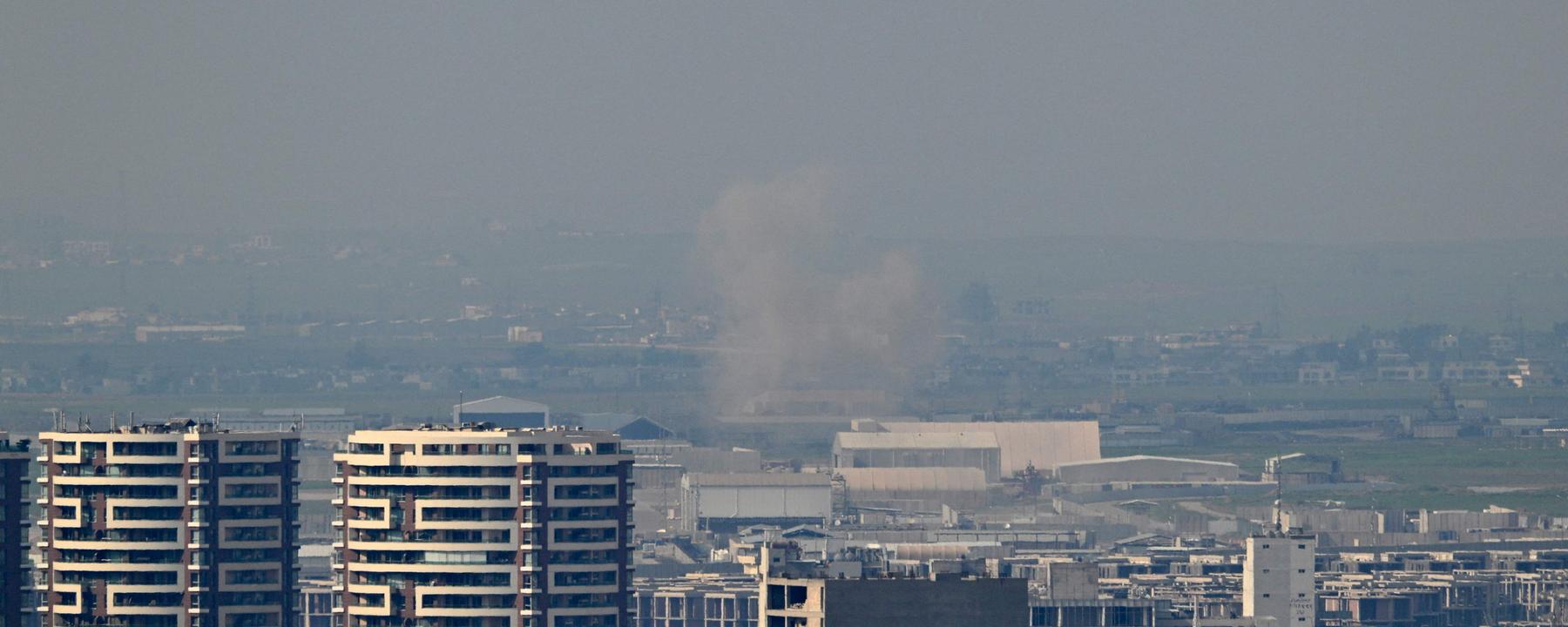 Rauch steigt zwischen den Häusern in Erbil auf.
