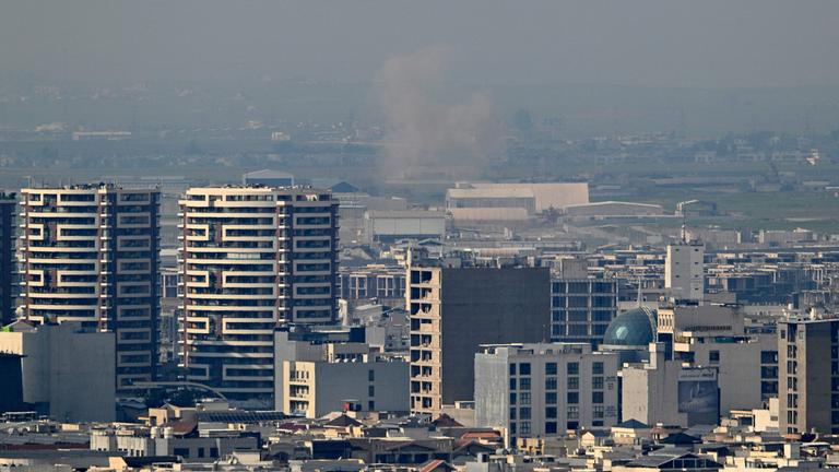 Rauch steigt zwischen den Häusern in Erbil auf.