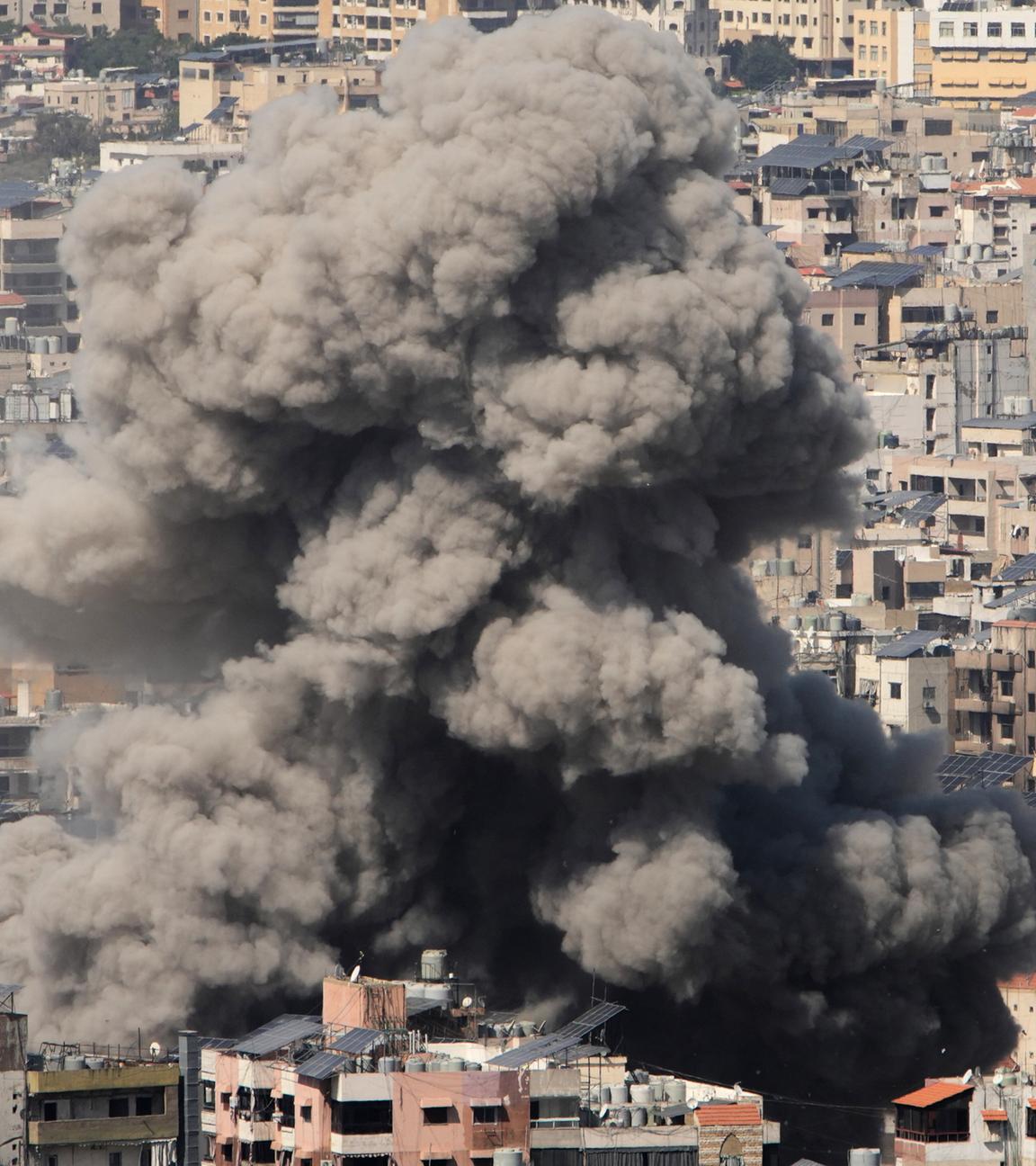 Nach einem israelischen Luftangriff in Dahija, einem südlichen Vorort von Beirut, steigt Rauch aus einem Gebäude auf, aufgenommen am 11.03.2026