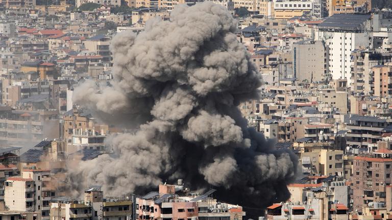 Nach einem israelischen Luftangriff in Dahija, einem südlichen Vorort von Beirut, steigt Rauch aus einem Gebäude auf, aufgenommen am 11.03.2026