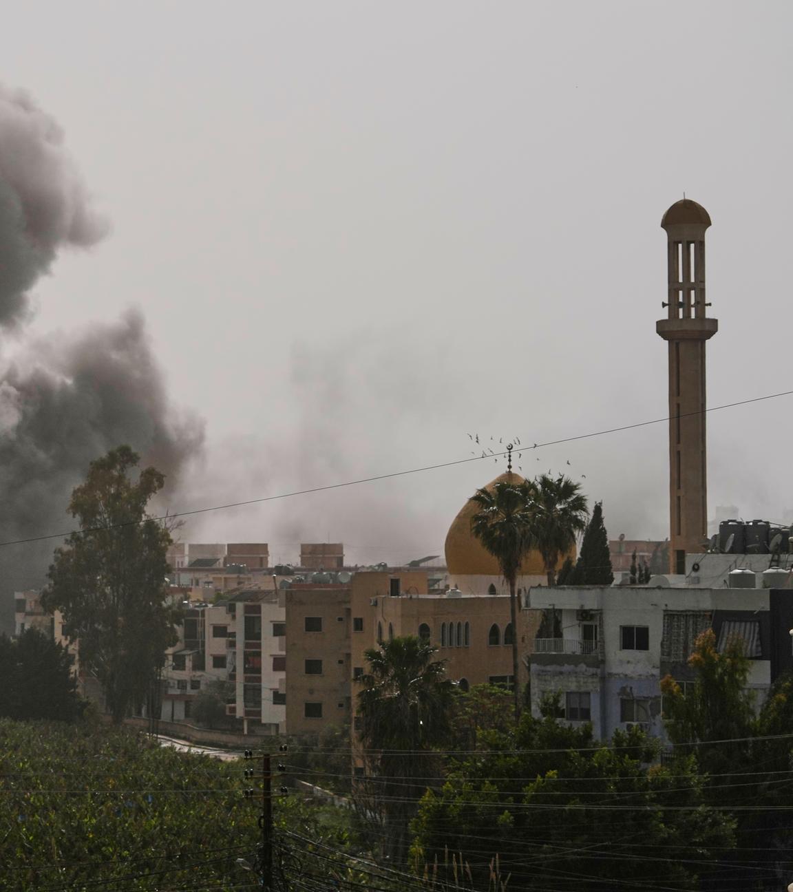 Libanon, Tyros: Rauch steigt nach einem israelischen Luftangriff über der Stadt auf.