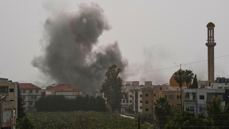 Libanon, Tyros: Rauch steigt nach einem israelischen Luftangriff über der Stadt auf.