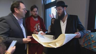 Jüdische Menschen reden miteinander