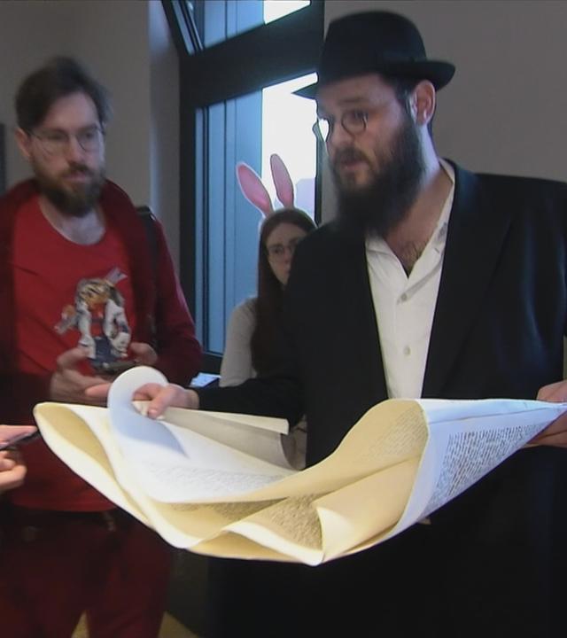 Jüdische Menschen reden miteinander