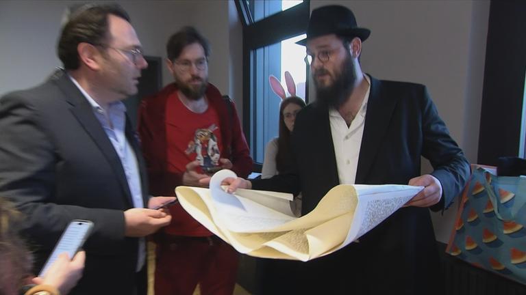 Jüdische Menschen reden miteinander